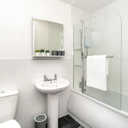 Cosy Retreat - Charming 2-Bed Apartment Greenock Esterno foto