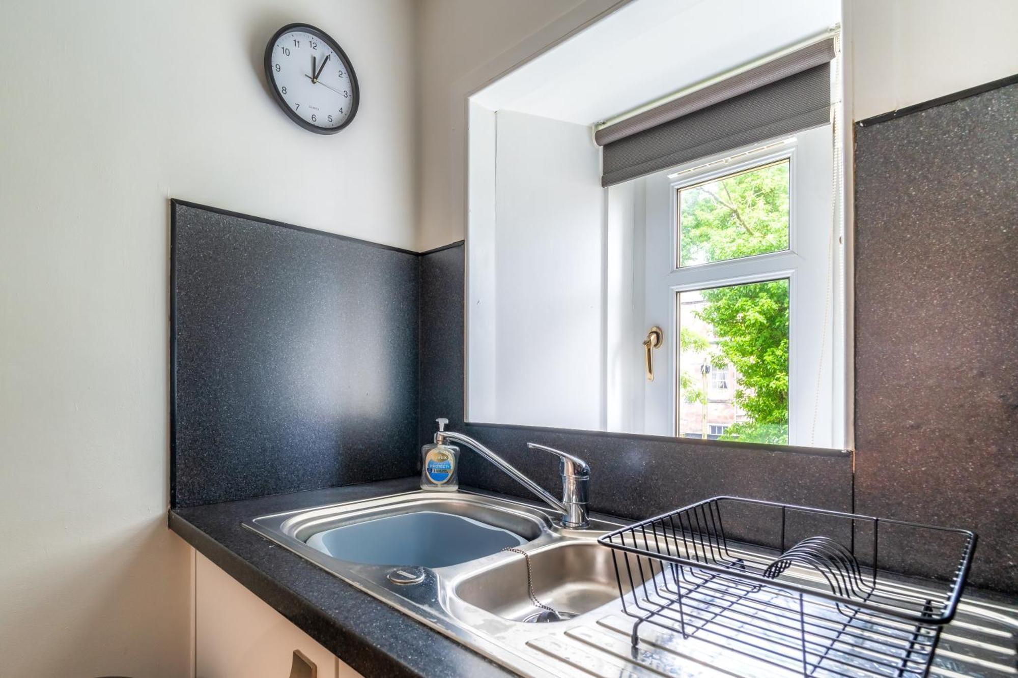 Cosy Retreat - Charming 2-bed * Greenock